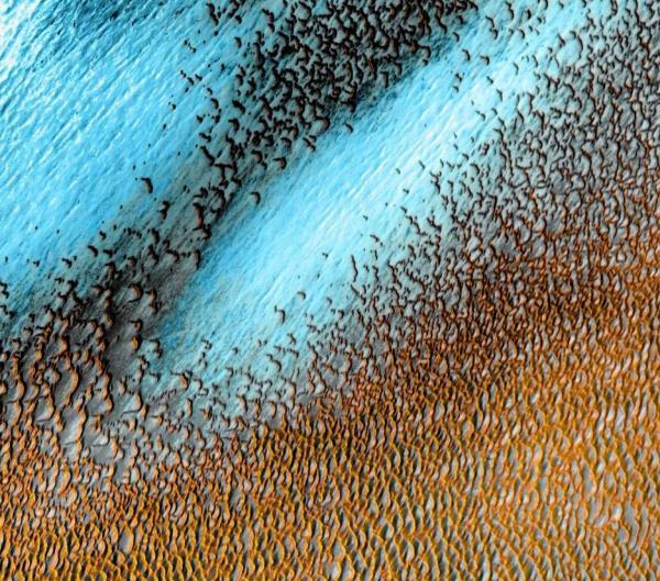 تپه های آبی رنگ روی مریخ